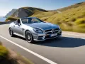 Silver Mercedes SLK 350 kör längs en kustväg, med motorproblem som gör resan osäker.