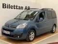 Blå Citroën Berlingo, en praktisk familjebil, står redo för nya äventyr. Inga synliga problem med denna bil.