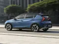 Blå Hyundai Bayon körs på en stadsgata, en perfekt bild för ett hyundai bayon test.