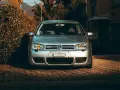 Silver VW Golf R32 framifrån. Bilen står parkerad på en stenlagd uppfart. Kanske dags att kolla styrled glapp?