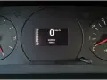 Instrumentpanelen på en Volvo 940 visar 0 km/h, bränslemätare och trippmätare. Inga varningslampor lyser.