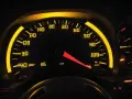 Bilens instrumentpanel lyser gult. Hastighetsmätaren visar 109 km/h. ABS-lampan lyser, vilket indikerar ett problem med bromssystemet.