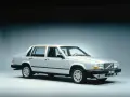 En silverfärgad, gammal Volvo 740 Turbo står uppställd i studio. Bilen har en klassisk design med raka linjer och en distinkt grill.