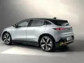 En silverfärgad Renault Mégane E-Tech elbil, sedd bakifrån, redo för ett test.