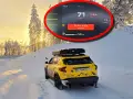 Gul Dacia Duster i snölandskap med motorvarning. Ett dacia duster problem som inte stoppar äventyret.