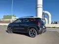 Svart Citroën C3, parkerad vid industribyggnad. Kanske ett problem med bilen?