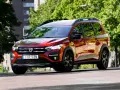 Röd Dacia Jogger på väg, redo för ett nytt dacia jogger test.