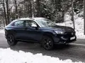 Mörkblå Honda HR-V i ett snöigt skogsparti, redo för ett vintertest.