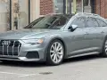 Grå Audi A6 Allroad parkerad utanför en butik. Kanske ett audi a6 allroad problem med parkeringen?
