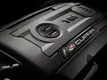Detaljerad vy av ett modernt tsi motorlock med Cupra-logotypen.