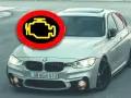Motorlampan lyser, bilen går ryckigt. En BMW med motorlampan tänd och en varningstriangel som indikerar problem.
