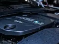 Motorrummet på en BMW med texten "Turbo" och BMW-loggan. Kylare bil.