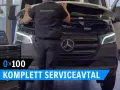 Mekaniker inspekterar motorutrymmet på en Mercedes-Benz skåpbil. Texten "KOMPLETT SERVICEAVTAL" antyder att detta är en del av deras serviceerbjudande.