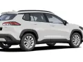 Vit Toyota Corolla Cross, redo för ett test. Denna SUV kombinerar stil med praktiskhet.