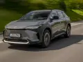 Grå Toyota bZ4X kör på en landsväg. Trots att det är en elbil, finns det ett känt toyota bz4x problem med hjulen.