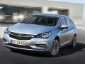 Silver Opel Astra kombi körs på en väg. En bra bil för familjen, perfekt för ett opel astra begagnad test.