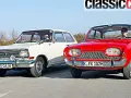 Två klassiska bilar, en vit och en röd, kör på en väg. Den röda bilen är en Ford Taunus från 1960.
