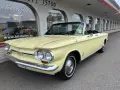 Gul cabriolet Chevrolet Corvair från 1960-talet parkerad utanför Bilstallet.