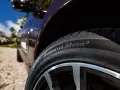 Nära bild på ett Hankook Ventus S1 evo 3 däck på en bil. Däcket är monterat på en snygg fälg.