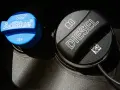 Två tanklock, ett blått för AdBlue och ett svart för diesel. Om adblue lampan slocknar inte, kan det vara dags att fylla på.