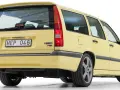 Gul Volvo 850 T-5R kombi. En **varningslampa utropstecken gul** kan lysa på instrumentbrädan, men denna bil är redo för äventyr!