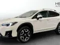 Vit Subaru XV, perfekt för en begagnad biltest. Denna SUV är redo för äventyr.
