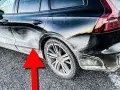 En mörk bil täckt av frost och smuts. En röd pil pekar mot en rostig bil.