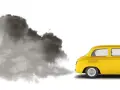 En gul retrobil släpper ut en stor rökpuff. Det luktar avgaser i bilen, en tydlig miljöbild.