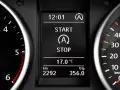 Bilens display visar 12:01, START/STOP-funktion, 17°C och körsträcka. En fel start stopp-situation kan uppstå om systemet inte fungerar som det ska.