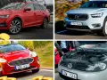 Fyra bilar visas. En röd Skoda, en ljusblå Volvo, en röd Ford och en silverfärgad VW med öppen motorhuv. Vilken bil har kamkedja eller kamrem?