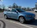 Blå Volvo V50 parkerad på en parkering. Dags att byta hjullager på V50:n.