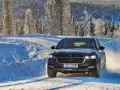 Skoda Octavia IV problem: bilen kör på en snöig väg i Sverige, omgiven av frostiga träd.