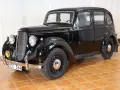 Svart Hillman bil från 1940-talet, med kromad grill och runda strålkastare.