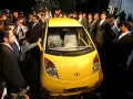 En gul Tata Nano visas upp för en folkmassa.