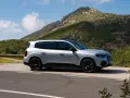 Silver Mercedes GLB på en bergsväg, redo för ett nytt mercedes glb test.