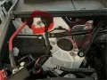 Audi Q5 problem: Röd cirkel markerar en misstänkt kabelanslutning i motorutrymmet.