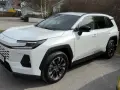 Vit Toyota RAV4 redo för ett nytt toyota rav4 test. Denna SUV ser redo för äventyr.