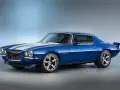 Blå Camaro 1970 med vita ränder, kromade fälgar och en sportig spoiler. En ikonisk muskelbil redo för vägen.