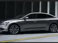 Grå Renault Talisman, en elegant sedan, står parkerad i ett modernt garage. Kanske en diskret hint om ett kommande renault talisman problem?