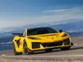 Gul Corvette ZR1 på en bergsväg med vidsträckt utsikt.