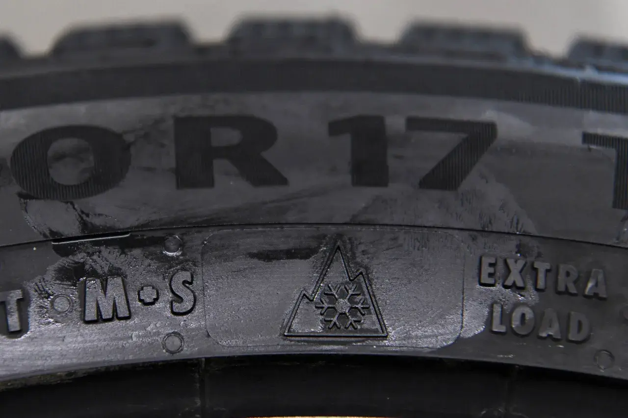 Detaljbild på ett däck med texten "R17", snöflingesymbol och "EXTRA LOAD". Ett bra val för ett kumho wintercraft ice wi32 test.