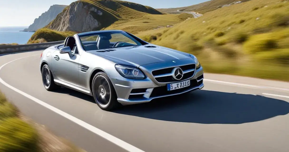 Silver Mercedes SLK 350 kör längs en kustväg, med motorproblem som gör resan osäker.