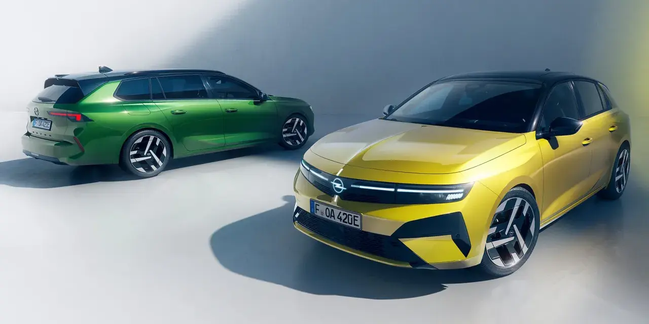 Två Opel Astra Sports Tourer, en grön och en gul, står bredvid varandra. Inga problem här, bara stil.