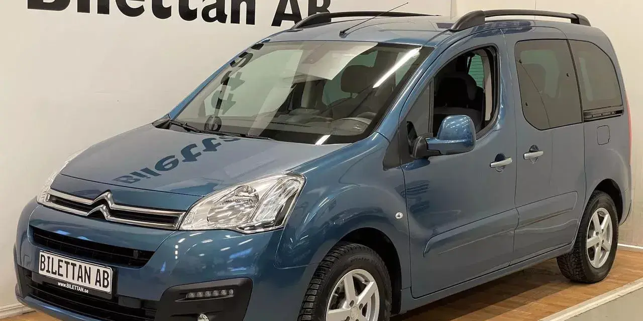 Blå Citroën Berlingo, en praktisk familjebil, står redo för nya äventyr. Inga synliga problem med denna bil.