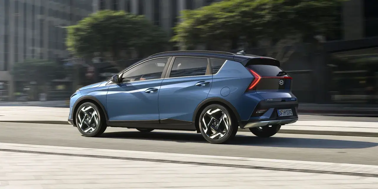 Blå Hyundai Bayon körs på en stadsgata, en perfekt bild för ett hyundai bayon test.