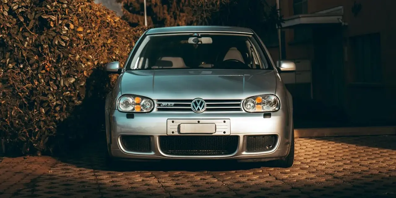 Silver VW Golf R32 framifrån. Bilen står parkerad på en stenlagd uppfart. Kanske dags att kolla styrled glapp?