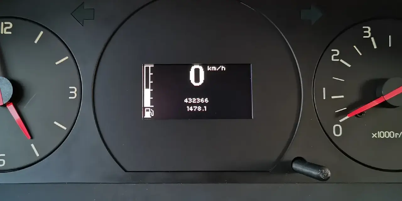 Instrumentpanelen på en Volvo 940 visar 0 km/h, bränslemätare och trippmätare. Inga varningslampor lyser.