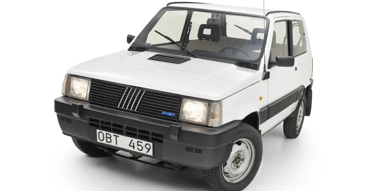 Vit Fiat Panda från 1980, en ikonisk liten bil med sin karaktäristiska design.