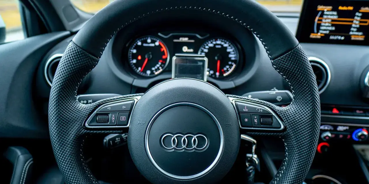 Ratt i Audi A3 med instrumentpanel och skärm. Vanliga fel på Audi A3 kan inkludera problem med elektronik och motor.