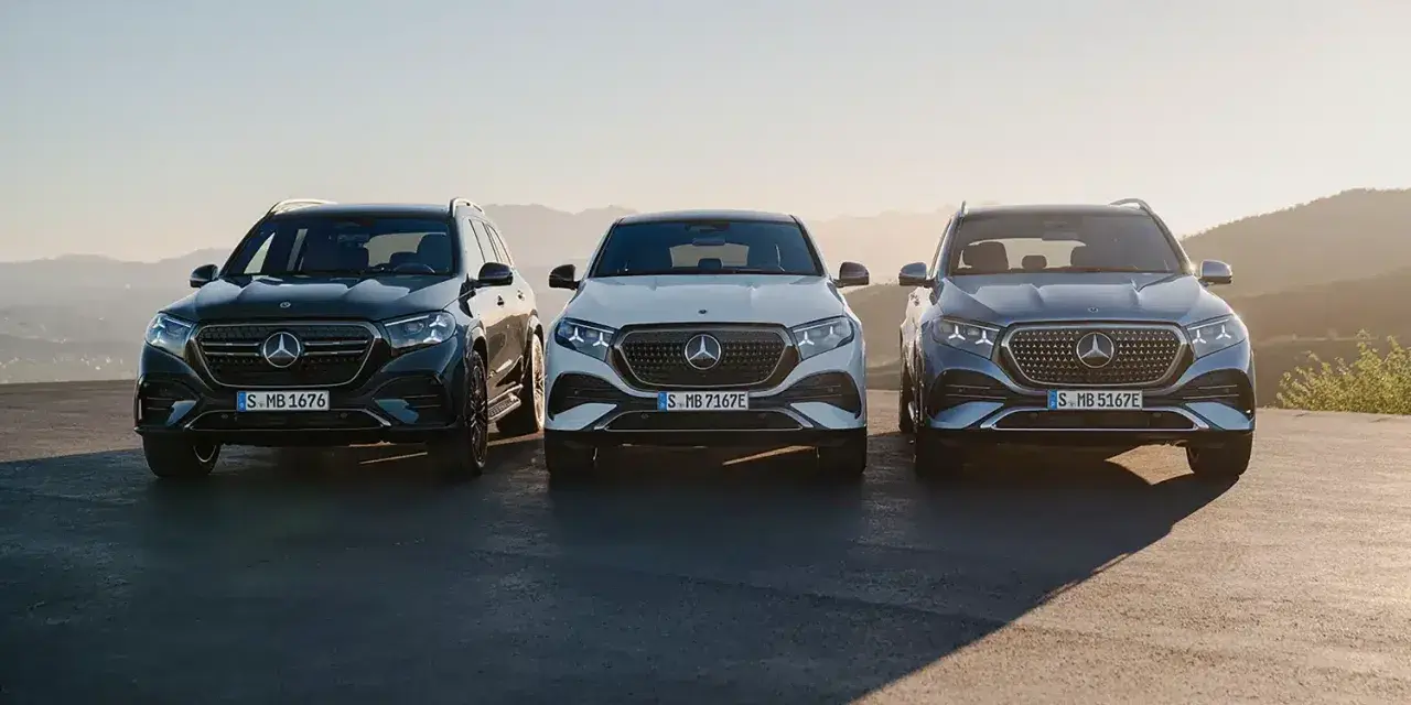 Tre Mercedes-elbilar står uppradade i solnedgången. En mörk, en vit och en blågrå. Perfekt för service.